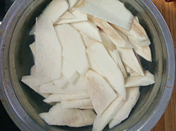 step2: 淮山去皮洗淨，切小段。