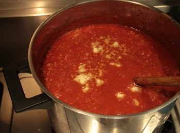 step10: 再加入一些雞粉調味，及亨氏蕃茄醬來調整整鍋的風味，這樣就不需要再加糖了。 加入番茄醬的動作可以把整鍋番茄醬料的酸度變得溫和,千萬別小看這個動作喔! 在這邊不經要誇獎一下亨氏番茄醬濃郁的自然番茄風味, 不需要添加加砂糖調味。