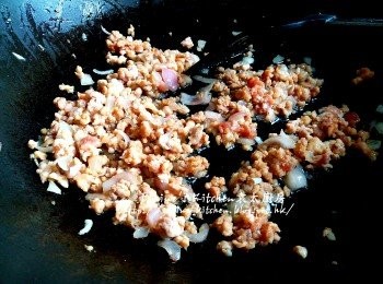 step8: 燒紅鑊 , 爆香乾蔥片有香味後加入豬肉碎拌炒數分鐘至轉色 , 先盛起