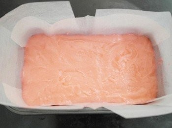 step5: 倒入模型中，放入預熱170度烤箱烤約30分鐘。