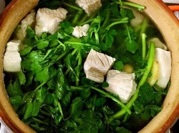 step5: 水燒開後再放入西洋菜，慢火煲30分鐘。