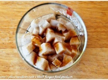 step3: 將丁狀的黑木耳鮮奶凍放入玻璃杯中，並倒入些許焦糖醬來增味。