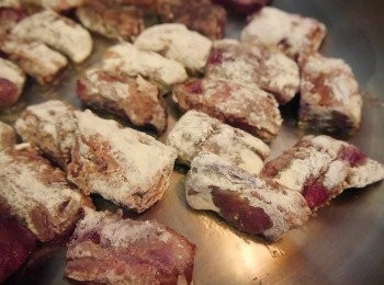 step2: *2煎牛肉--&gt;>料理前沾高筋麵粉，下鍋煎表面，到七八分熟。撈起。