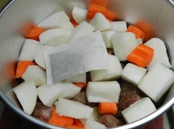 step4: 將炒好的牛肉放入電鍋的內鍋，然後放入切好的紅白蘿蔔