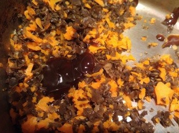 step3: 將木耳和紅蘿蔔混合用白鑊炒一炒, 次後加<span class="group_3">調味料</span>炒混即可。