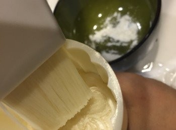 step9: 再用麵粉搽在模具中以免麵糰沾上模具內。