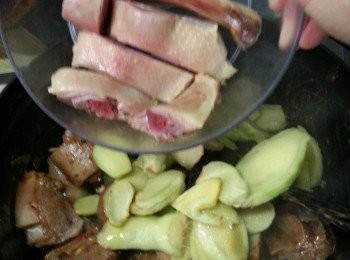 step16: 加入臘鴨脾炒勻