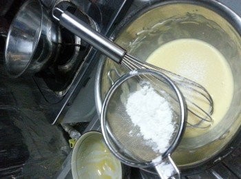 step6: 篩入面粉及粟粉拌勻