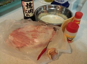 step1: 蒜頭全部切片, 指天椒切粒