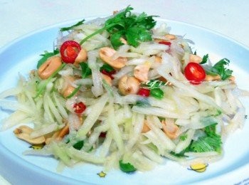 step1: 青木瓜削皮剖成兩半去子,不需殺青鹽醃,直接刨絲加入<span class="group_2">調味料</span>拌勻,放入冰箱冰鎮至少30分鐘.食用時取出適量加入香菜和辣味花生.