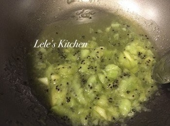 step1: 先製作奇異果慕斯：
將吉利丁片泡冰水泡軟，
奇異果搗成泥，與砂糖一同放至鍋中加熱，
煮至稍微冒泡就熄火，加入泡軟擠乾的吉利丁片
製成奇異果果醬。