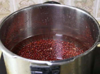 step2: 紅豆提前泡水，泡好的紅豆放入高壓鍋中，加入適量清水，不用加太多。