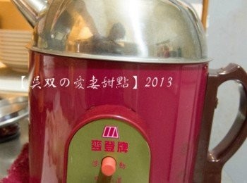 step5: 倒入適量蜂蜜，並加水（平常我燉中藥的時候都是4.5碗，自然會燉一碗）