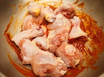 step3: 放雞肉拌炒。