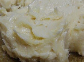 step6: 內餡做法:
無鹽牛油加糖霜打至軟滑忌廉狀後加入牛奶和雲呢拿香油拌勻。