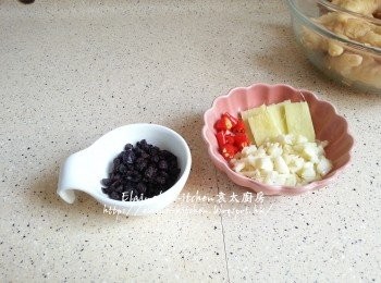 step1: 豆豉剁碎 , 辣椒切粒 , 蒜頭剁成蓉 , 薑切片