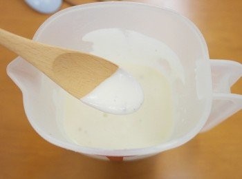 step2: 將馬鈴薯泥加入鮮奶油、牛奶、鹽及黑胡椒，用電動攪拌棒打成柔順狀態備用。