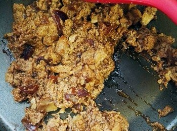 step3: 熱鑊下油，炒香紫洋蔥，加入冰豆腐炒香， 再加入生抽，老抽，糖，紹興酒和水，繼續炒，加入粟粉水埋芡。（不要水稀稀哦）