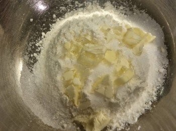 step4: 把牛油從雪櫃取出切粒。盡量避免接觸到牛油令其溶化。如花了很多時間切，建議把切好的牛油粒放回雪櫃十分鐘才進行下一個步驟。