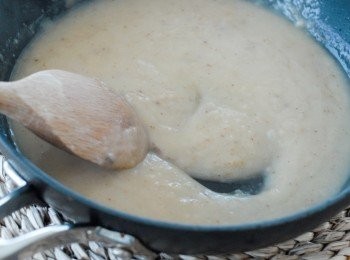 step5: 加入牛高湯，不停攪拌，醬汁會變濃稠，再加入淡忌廉拌勻 （＊如醬汁太濃稠，可加點水）