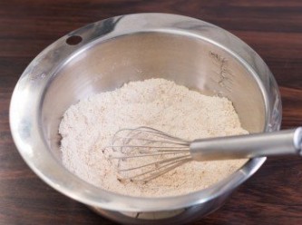 step3: 中筋麵粉、幼杏仁粉、泡打粉、肉桂粉、肉豆蔻粉和鹽拌勻打散粉粒備用。