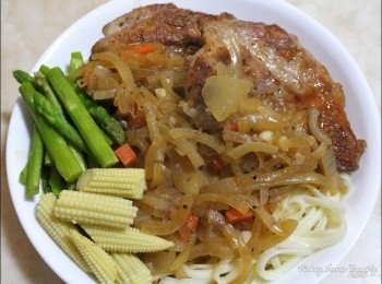 step8: 擺盤了～
先放入麵條，再擺上蔬菜之後，再放入肉排，最後再倒入炒好的洋蔥黑胡椒醬