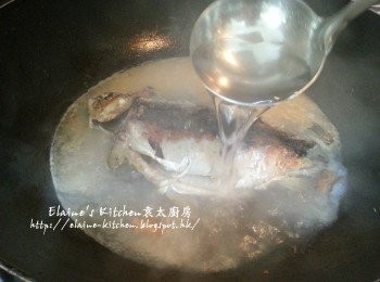 step4: 加入熱水在鯽魚內 , 滾後蓋上蓋用中火煮10分鐘成奶白色湯底