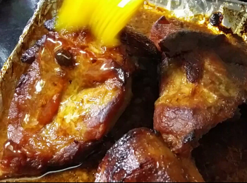 step3: 此時叉燒已熟，塗上蜜糖於表面，以200℃焗5分鐘。其間需不時淋焗汁於叉燒上。反轉叉燒，底部亦如此做法。
Brush honey and bake the pork at 200℃ for 5 minutes. Keep pouring sauce over the pork. Turn it over and vice versa.