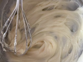 step2: Cream cheese室溫放軟後，加入糖打至幼滑(我是手打用whisker)