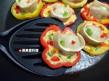 step9: 水分蒸發後，打開鍋蓋，從鍋邊淋麻油，用鍋鏟取出即可。