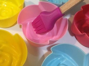 step7: 用少許菜油平均掃勻模具內