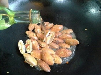 step2: 加入白酒，略炒勻後蓋上蓋約30秒，助酒精蒸發。