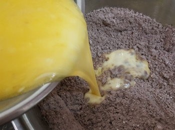 step5: 將麻薯波波預拌粉和無糖可可粉，混合均勻，再將步驟4倒入