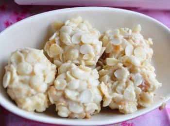 step4: 接著再均勻的沾裹杏仁片