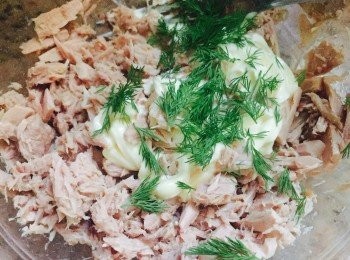 step2: 把呑拿魚罐中的水倒掉，呑拿魚倒在大碗中，加入略切碎的鯷魚（Anchovy）、刁草葉和美乃滋，拌勻。