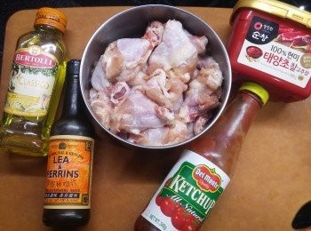 step1: 先將橄欖油加辣醬拌勻，加上其他調味料成醃料
將醃料拌勻小雞槌，最少醃1日