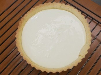 step7: 在塔皮上鋪入適量<span class="group_2">內餡</span>。