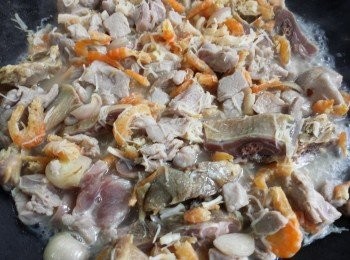 step4: 燒熱油鑊，將所有<span class="group_2">湯料</span>炒香後，加入水份餚成濃湯。