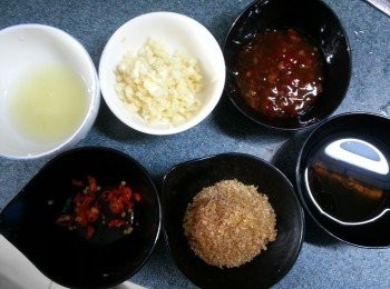 step4: 預備好<span class="group_2">汁料:</span>蒜頭及指天椒切幼粒,青檸渣汁,將所有汁料拌勻