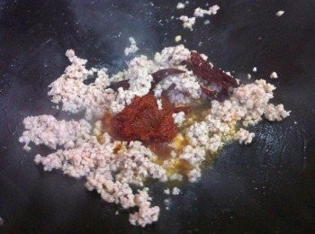 step3: 加入肉碎和sambal醬大火炒翻。