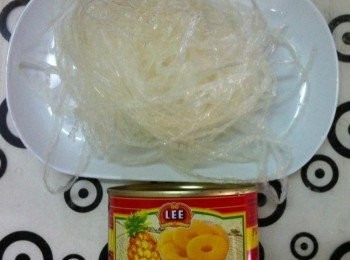 step1: 取出鍋加入食水煮滾，燕菜絲洗淨加入，大火煮滾后小火煮至燕菜絲溶解。