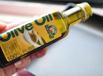 step5: 取用2大匙健康的【得意的一天橄欖油】熱鍋