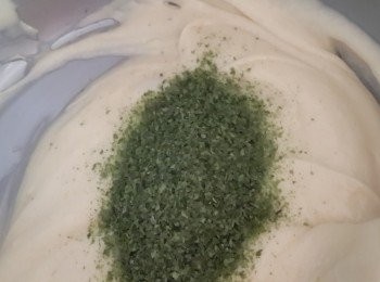 step3: 將低粉過篩拌入~最後加入海苔粉