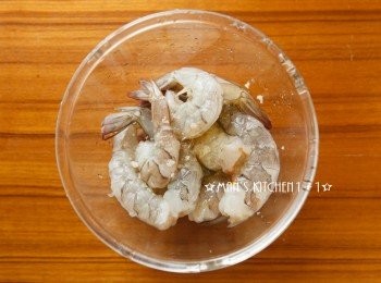 step1: 首先加鮮蝦去殼、泥腸後與醃料混合醃製約15分鐘後備用。