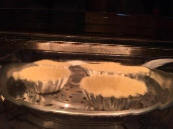 step3: 係酥皮再薄薄地掃上牛油溶液, 預熱焗爐後以180度焗約10-15分鐘便可