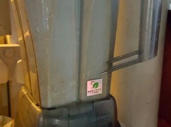 step4: 再將魚連埋薑片及湯倒入強力攪拌機裡，連魚骨一起打碎後備用（如果冇強力攪拌機就用普通攪拌機，但要隔渣）（如果沒有攪拌機只好隔出湯水份備用）