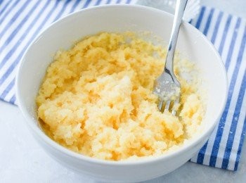 step5: 椰絲<span class="group_2">餡料</span>做法：將溶化牛油、糖霜、泡打粉和椰絲，再加入牛奶拌勻