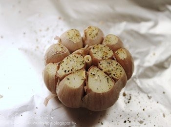 step1: 原個蒜頭切去頂部，灑點海鹽和胡椒（食譜分量外），倒入橄欖油1 -2 tbsp, 用錫紙包好，放到已預熱攝氏150度的烤箱慢烤1小時15分鐘。