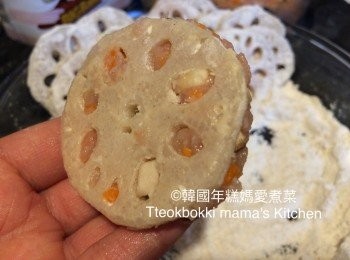step4: 把適量的免治雞肉釀落沾了麵粉的蓮藕片，
