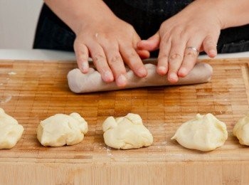 step7: 將鬆弛好的水皮平均分割為40克重1份，備用